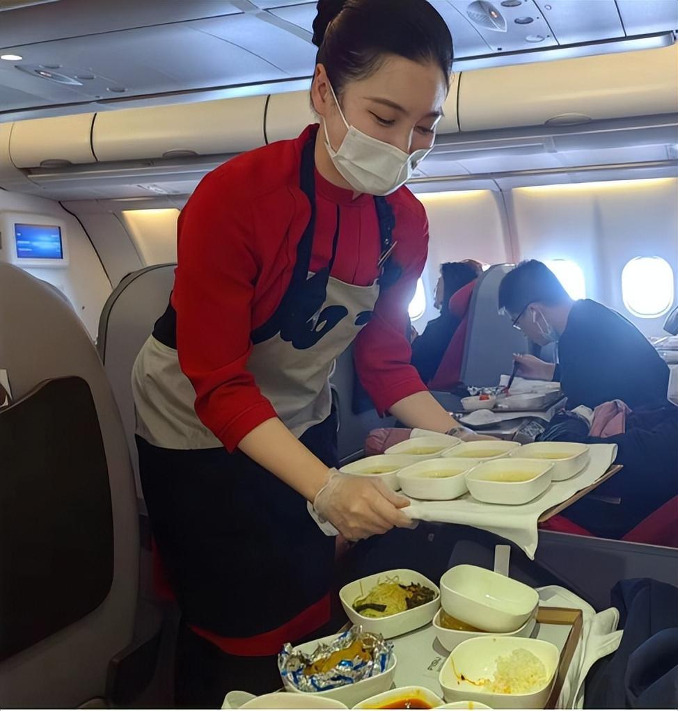 在飞行过程中,主任全宇带领空乘王婉霖等空姐们主动与乘客进行沟通