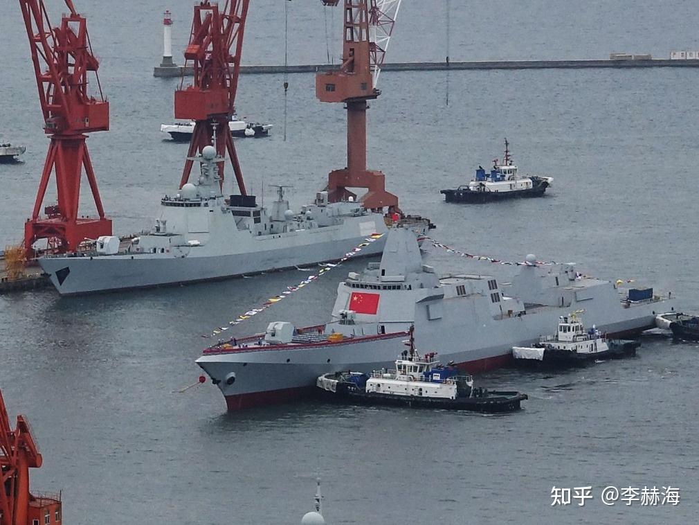 12萬噸和65萬噸的差距有多大當055大驅和遼寧艦同框就明白了