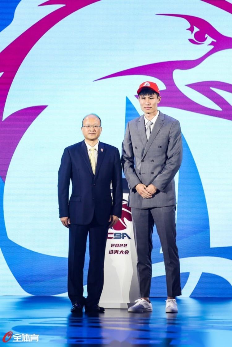 08米,体重105kg,司职中锋,在上赛季cuba东南赛区以及全国赛中,曹松场