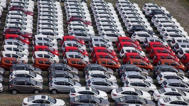 为什么汽车厂家的新车都露天停在停车场