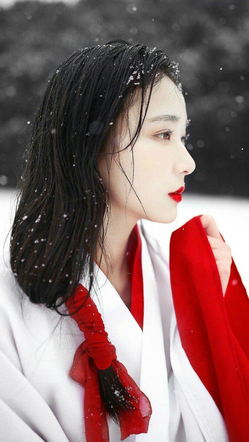 有哪些很美很有意境的红衣白雪的图片?