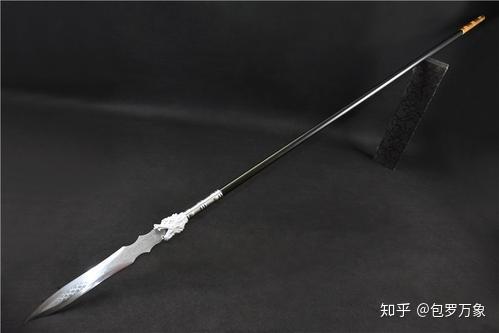 一般的枪都是双手使用,也有两手使双枪,而这种枪是短枪,双手枪还分为