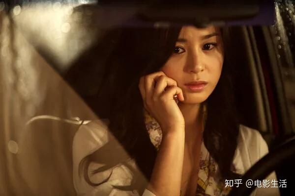 阿浩不过是才晚到几分钟,阿池就夺去了两个无辜街道办查房大妈大叔的