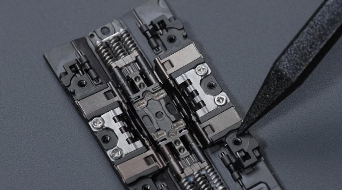 转轴零件组成,1800mpa的超级钢构建而成的结构支撑,这就是此款手机