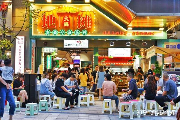 超4亿话题量,万物皆可“地摊”:现在的餐厅为什么都越来越“土”了? - 知乎