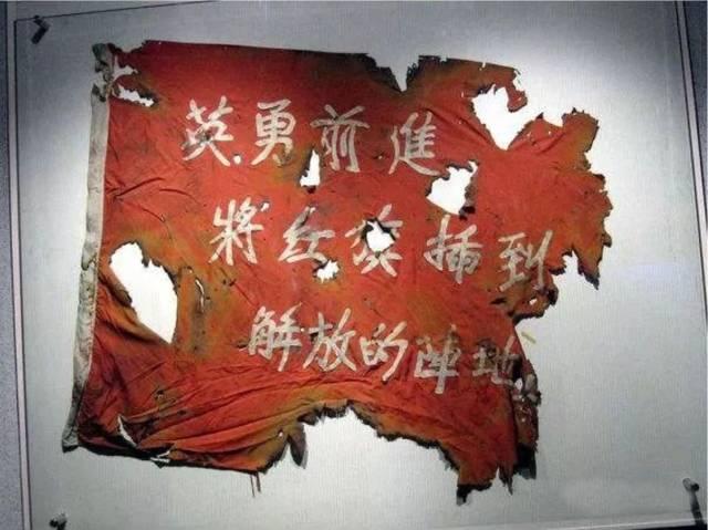 上甘岭特功八连,战旗被打了381个弹孔,顶住美军7个营攻击守住高地