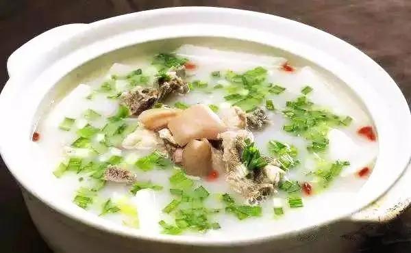 白汁东山羊则是将羊羔肉先切方块焯水后把等加上曲酒,拌入羊肉中腌制.