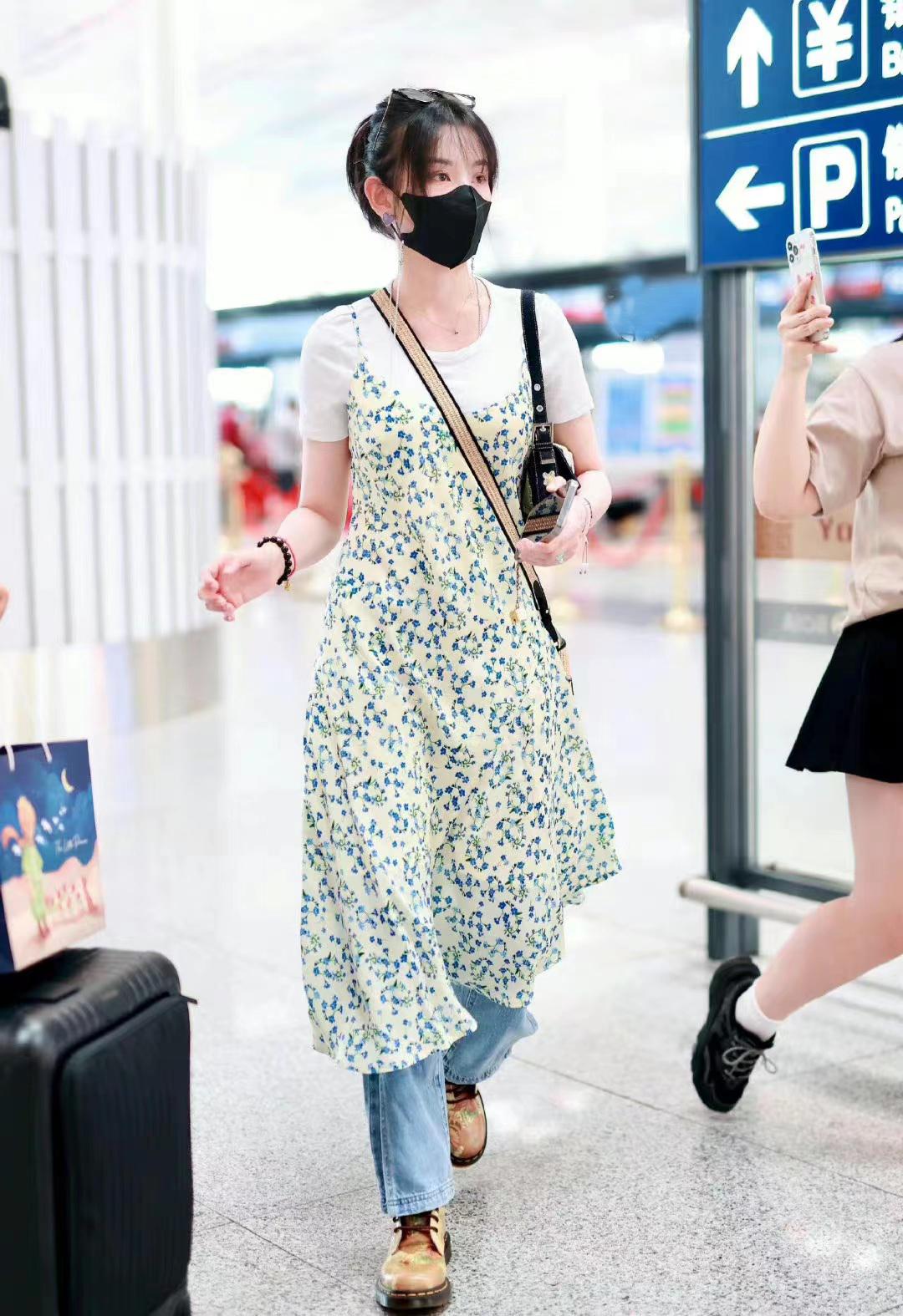 宋祖儿机场私服碎花裙叠穿白t配蓝色开叉牛仔裤清爽时尚混搭风
