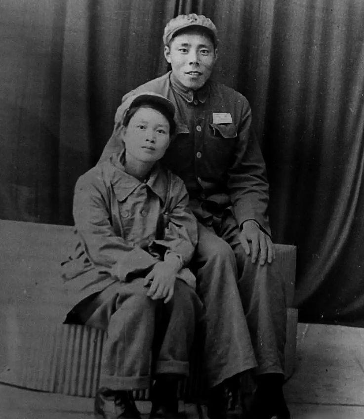 刘广桐,曾文碧夫妇一时间,两军的炮火响彻山谷,滚滚的烽烟弥漫着大地.