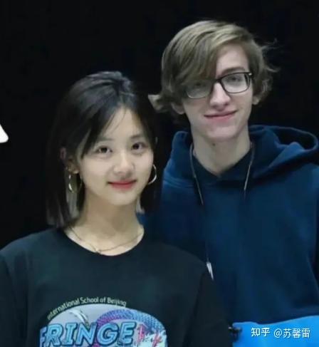 17岁黄多多赴美留学，穿泳装发育好，疑老外男友正面照曝光 - 知乎