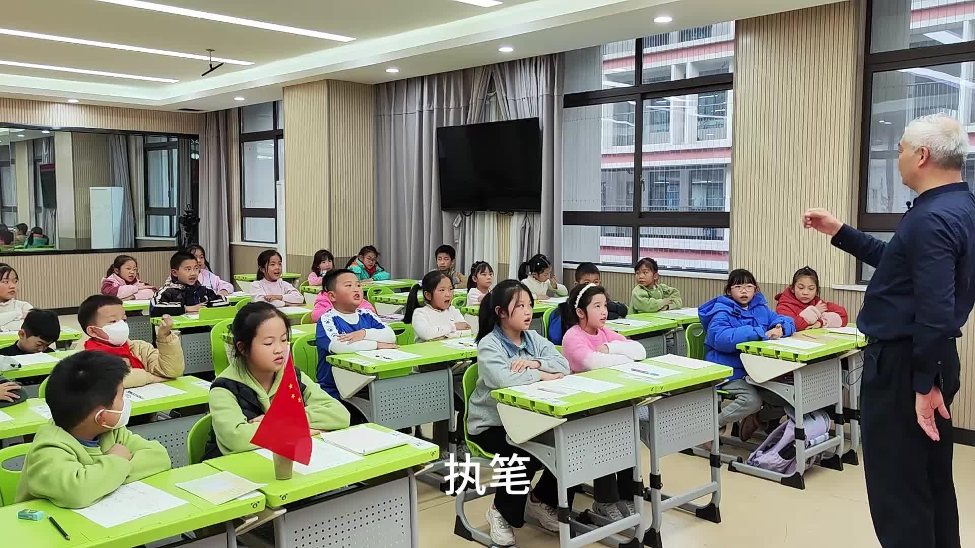 汉阳区玉龙小学书法进校园活动全班齐背坐姿与执笔十八字口诀