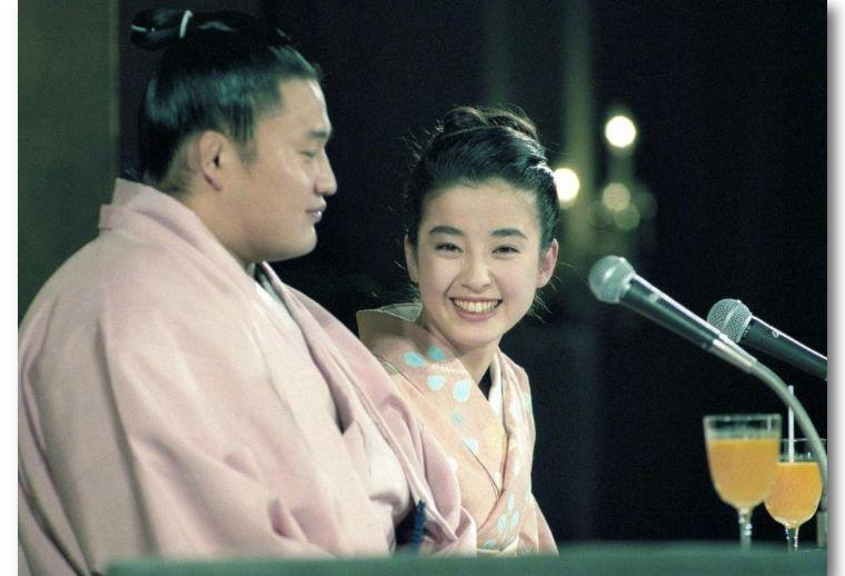 1992年11月27日,两人召开记者会宣布订婚男主:出身相扑世家,年方