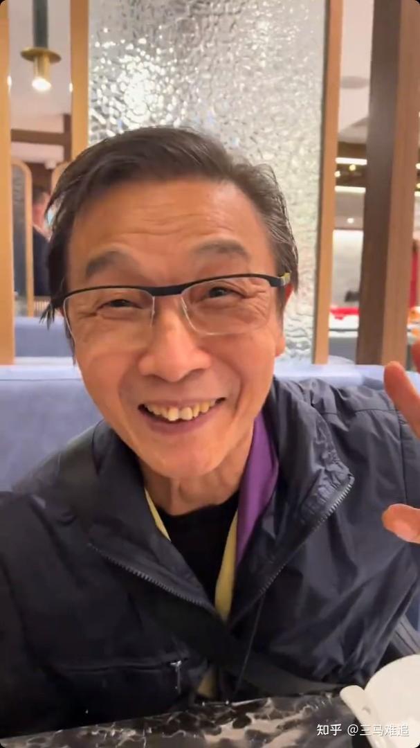74岁刘松仁体形消瘦口齿不清，老友李立群来港探望，乐得像个孩子 - 知乎