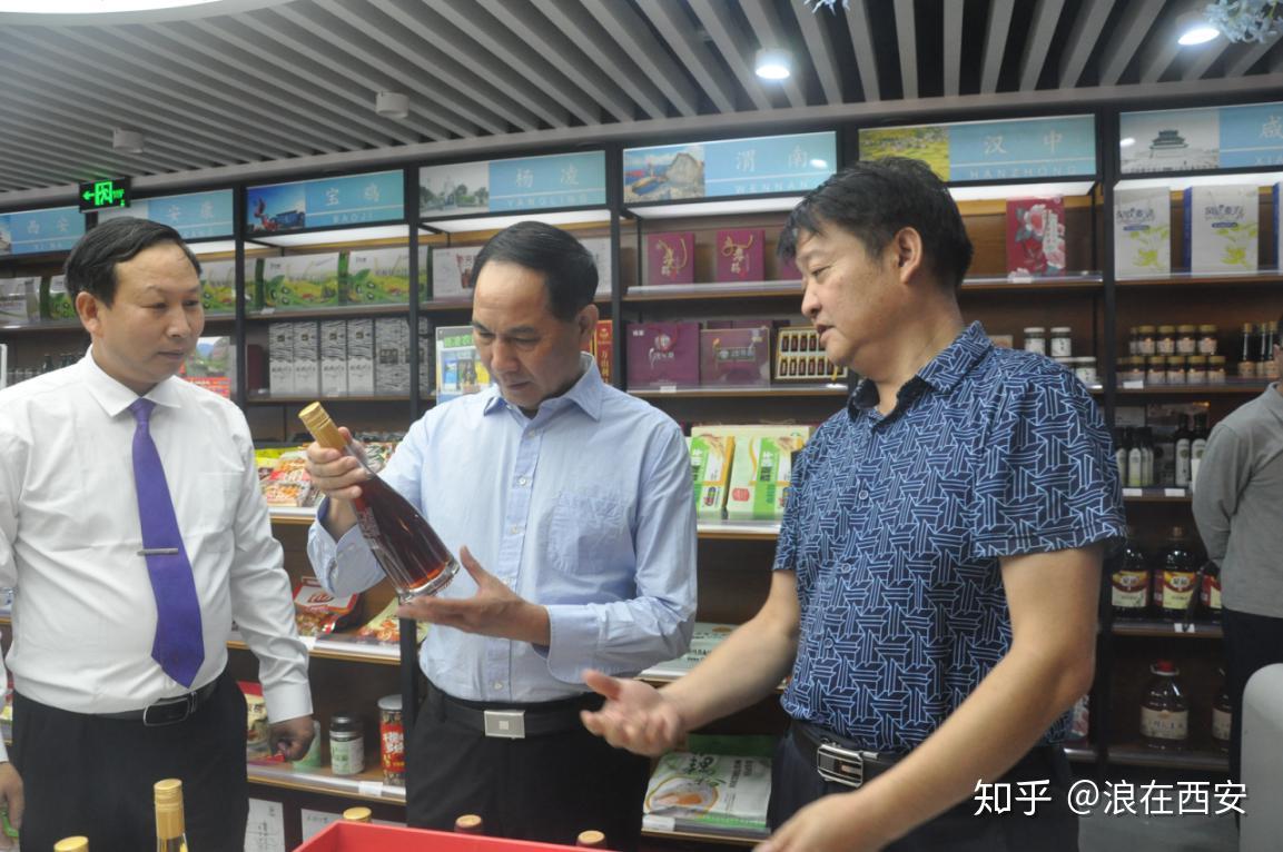 邀请了著名家书法西北鹰王郑海,军旅书法家曾祥斌,著名书画家冯世平