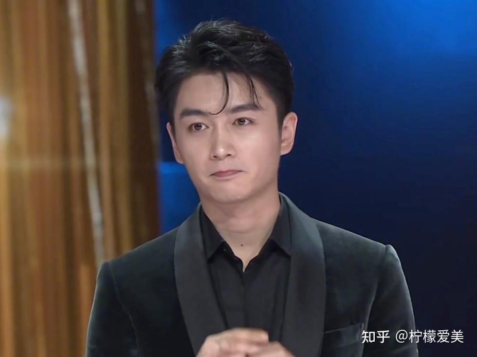 陈晓刘亦菲亲吻偷拍照流出曾经的奶油小生怎么肿成这样了