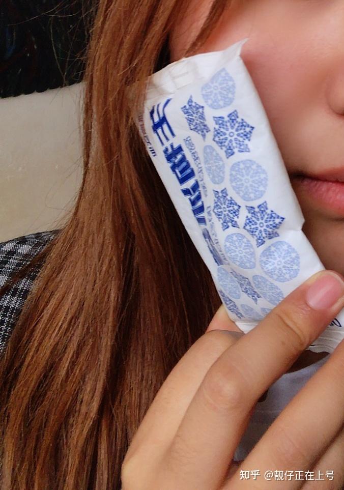 现在是十二点半,拔牙一个多小时后,我现在开始冰敷了,冰敷可以避免肿