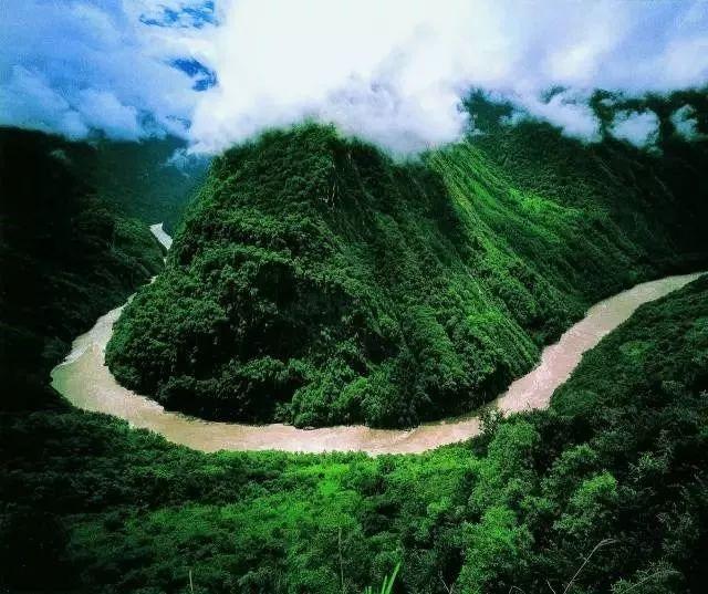 位于西藏自治区排龙乡扎曲村6,雅鲁藏布江扎曲大拐弯进岛的路可能就只