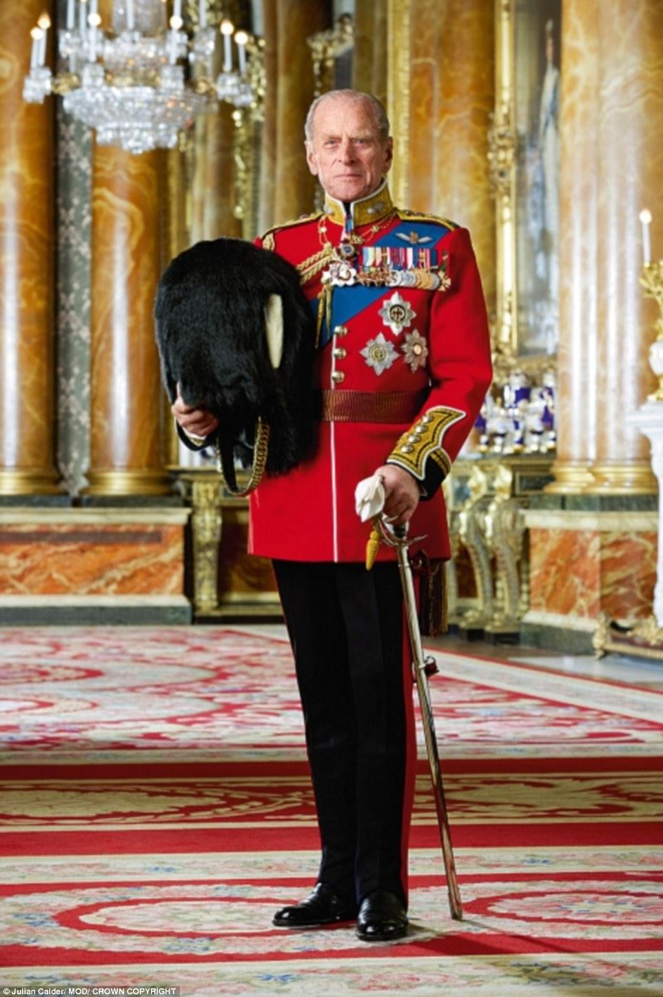 这种华丽的欧洲皇室服装是军礼服吗?现在还穿吗? 