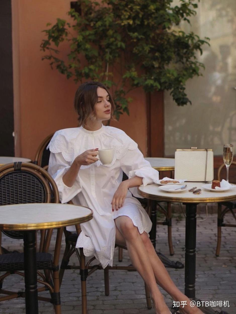 喝咖啡的女人美如画