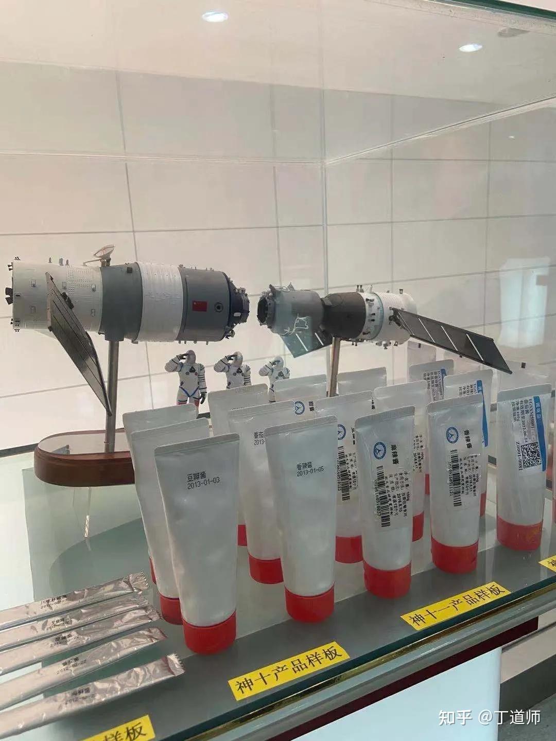 航天员携带的李锦记牙膏状调味品,就是他们在天上调味用的.