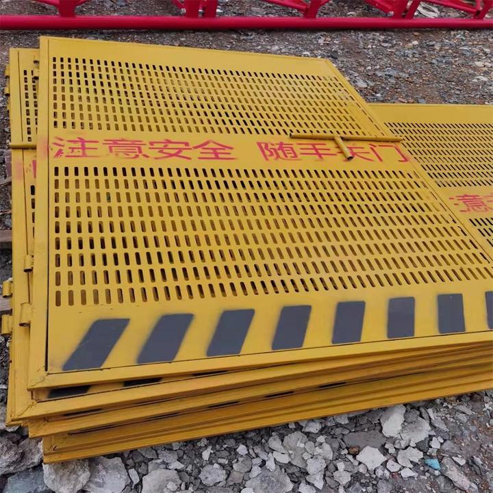 保障施工安全，平稳道路行驶：冲孔围挡挡板的必要性 - 知乎