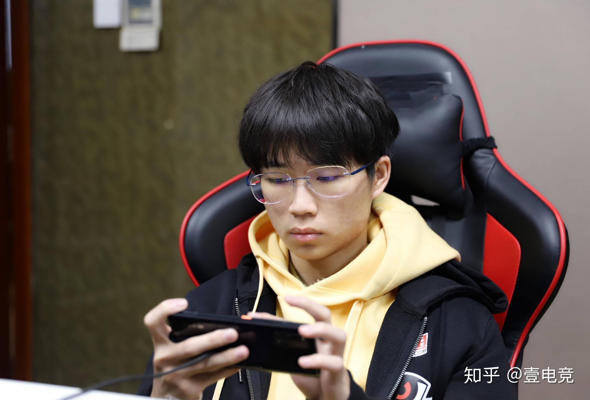 dyg久诚巅峰赛发挥失误被当成演员遭到队友责骂赛后网友表现让人意外