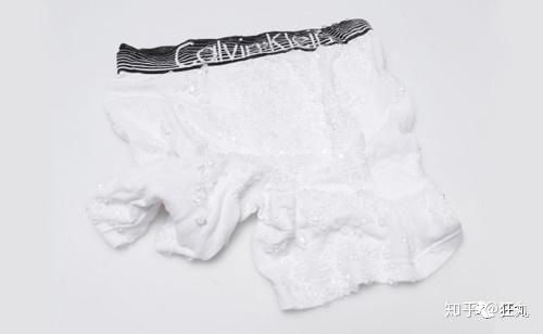 首先,为了更深入的了解白色颗粒是如何在衣服上形成的,她试图通过练习