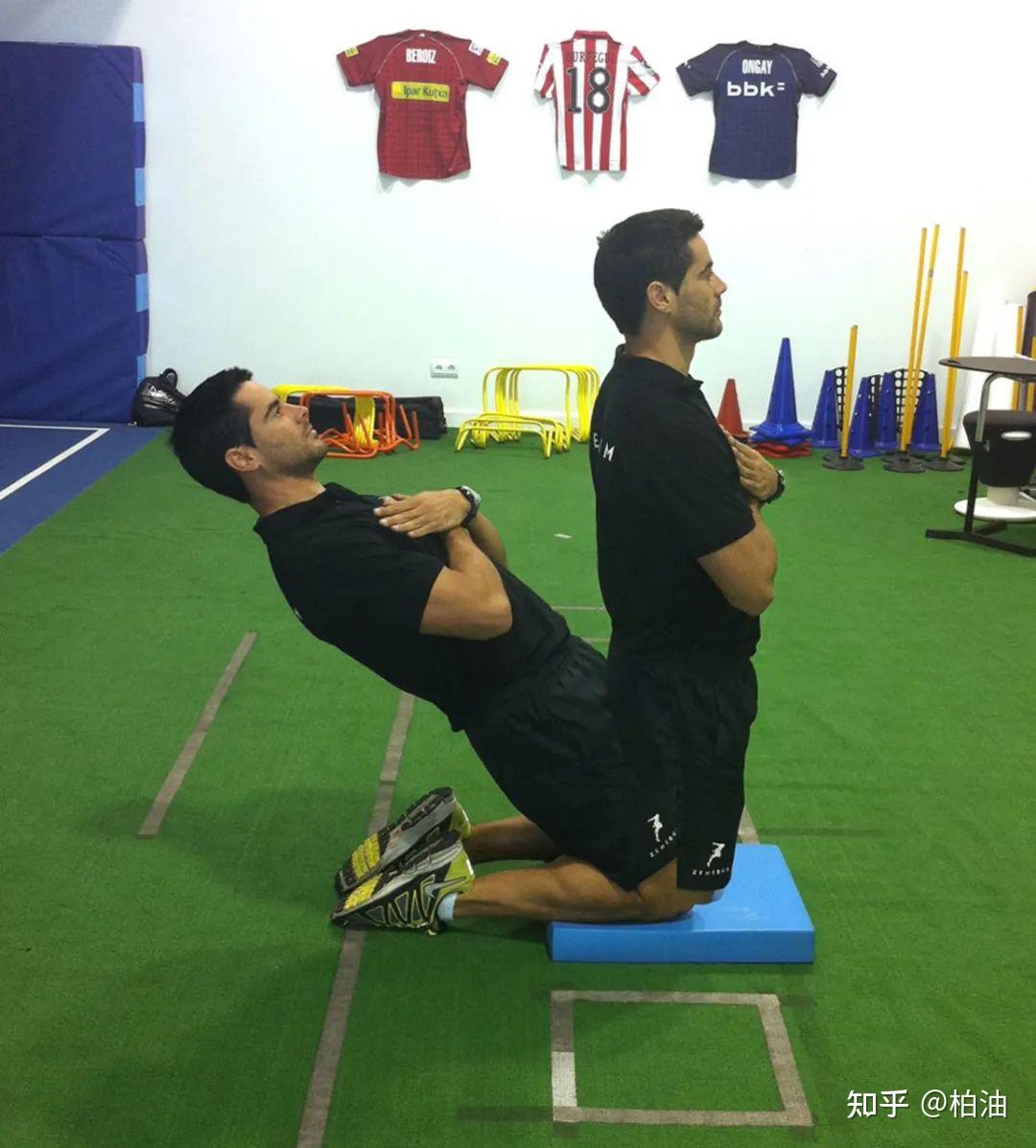 反向北欧弯举改善股四头肌力量和柔韧性的绝佳动作