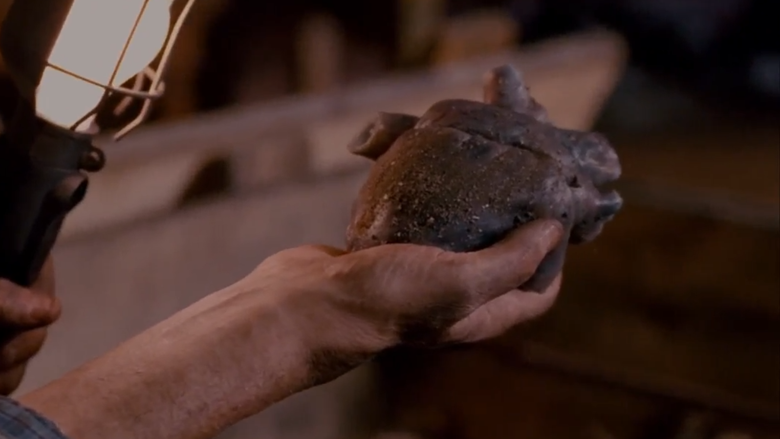 沙子下面藏着一只怪物,人类只要把脚踩上去,瞬间就会被它吞噬