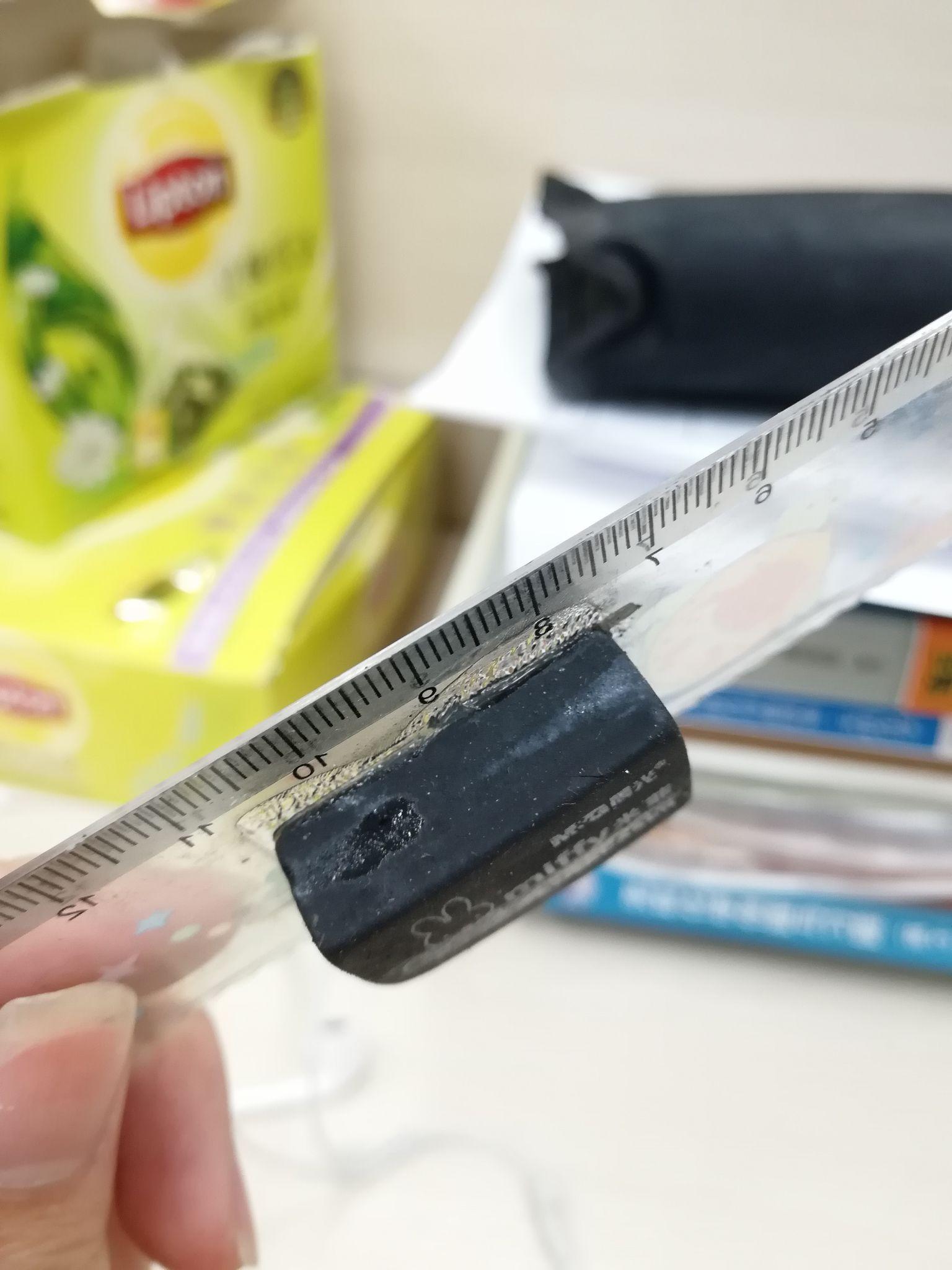 为什么橡皮能够跟尺子粘在一起