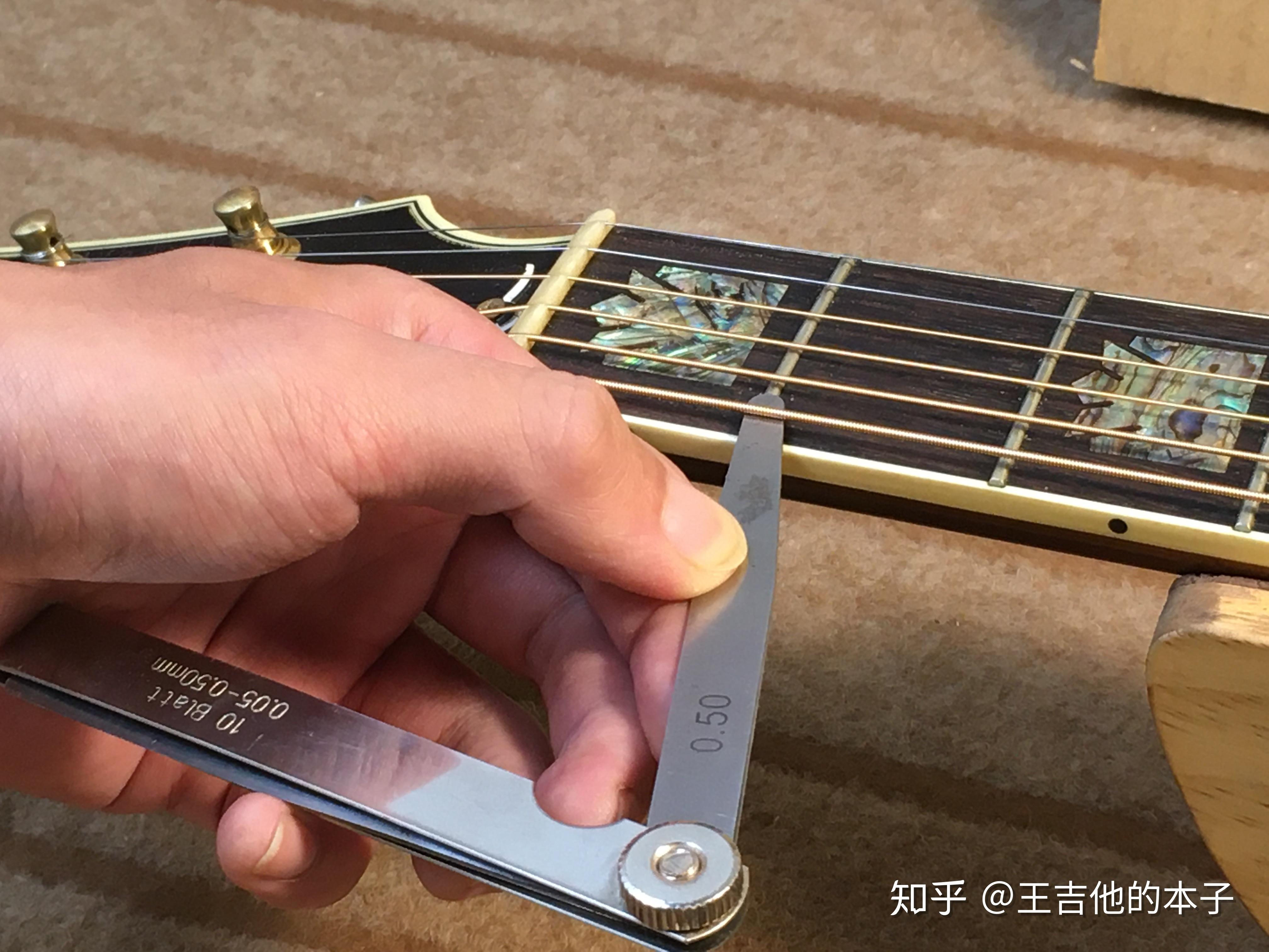 在调整好琴颈弯曲度和修完品丝后,再来检查吉他的弦距.
