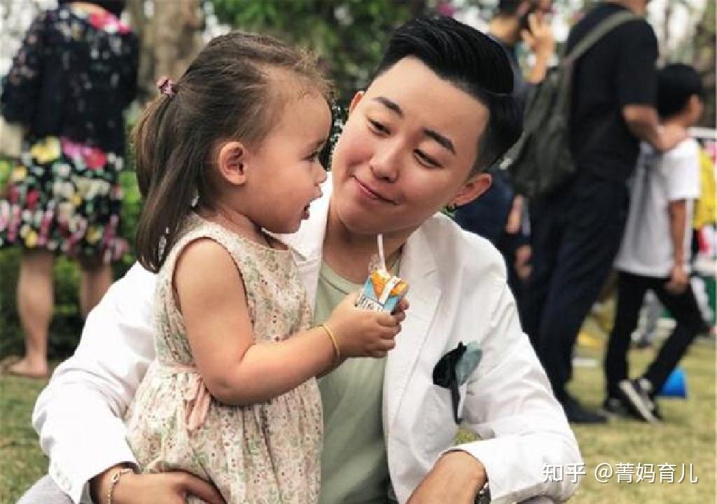 当年花50万买精生混血女儿的叶海洋现在生完二胎已坐完月子了