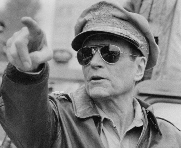 影片《仁川》(inchon,1981)中的麦克阿瑟上将,扮演者美国著名演员