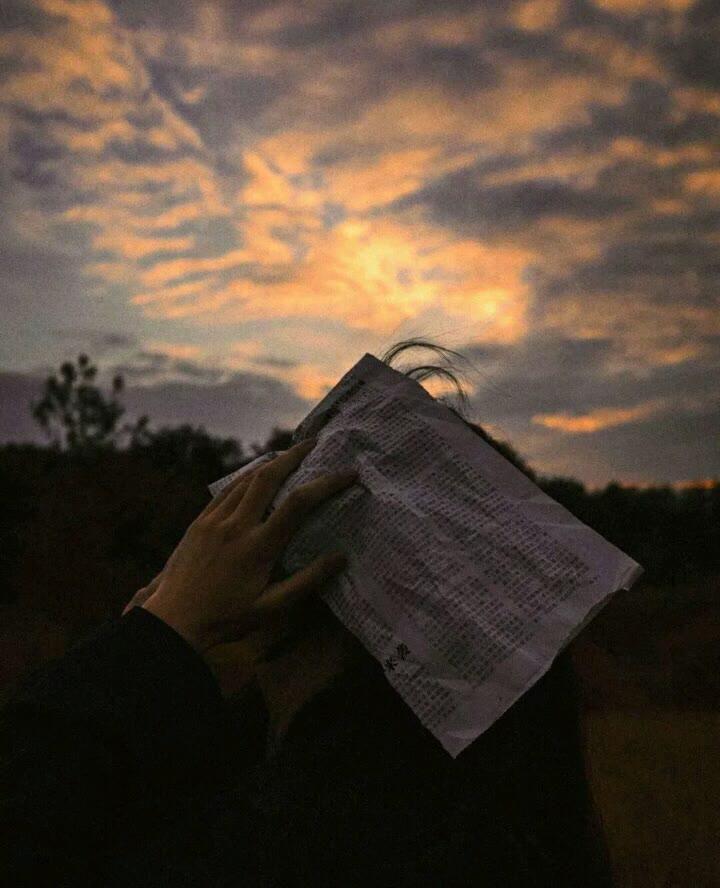 有什么配图的高级感朋友圈文案吗字数精炼不要太矫情