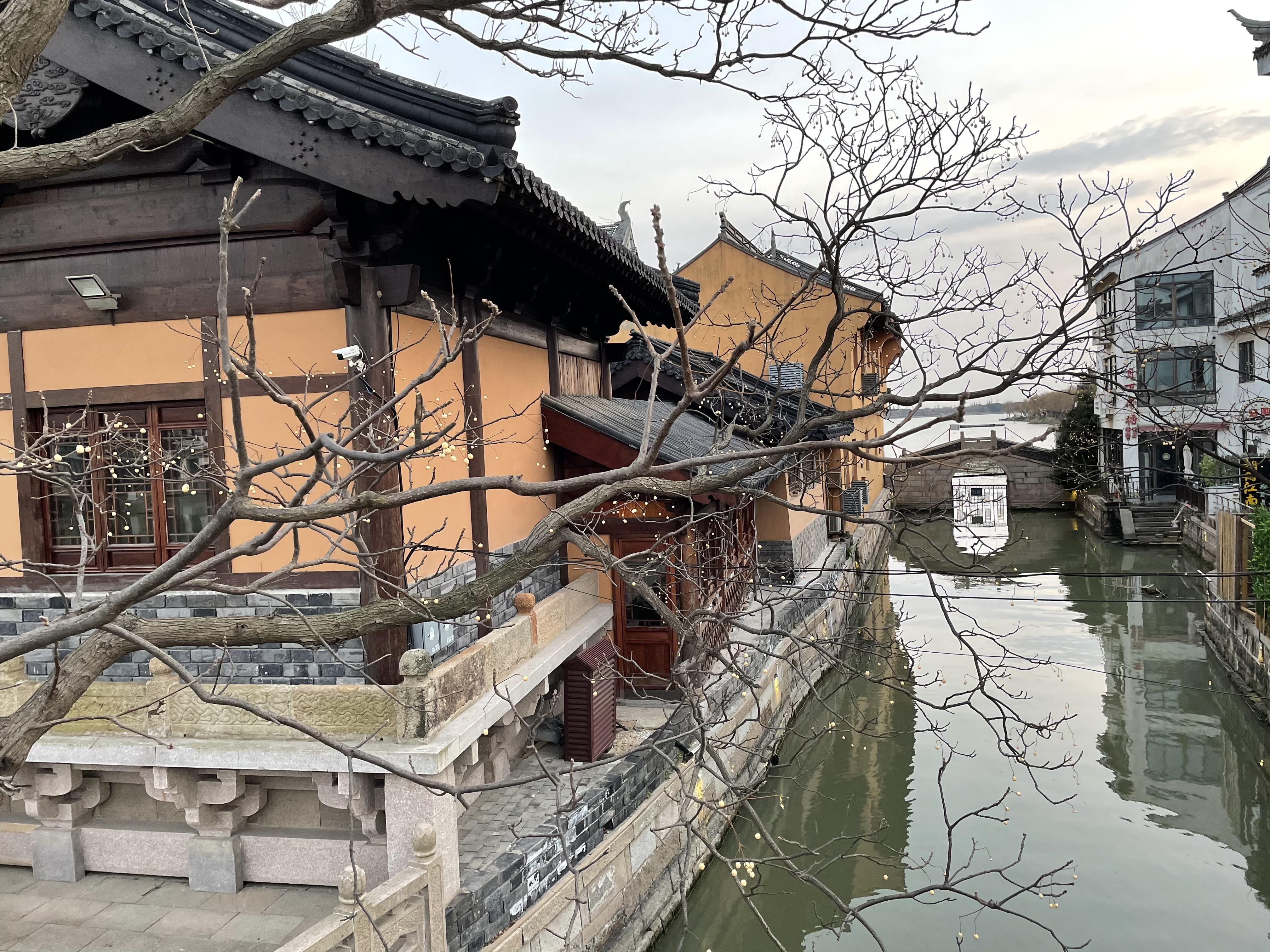 陈妃水冢在锦溪镇南五保湖中.