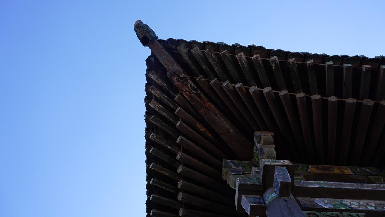 客栈屋檐吊顶如何装饰