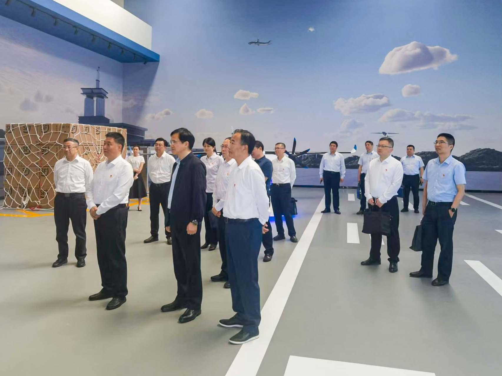 胡震东表示,白鲸航线将积极听取各方提出的宝贵建议,坚持创新驱动