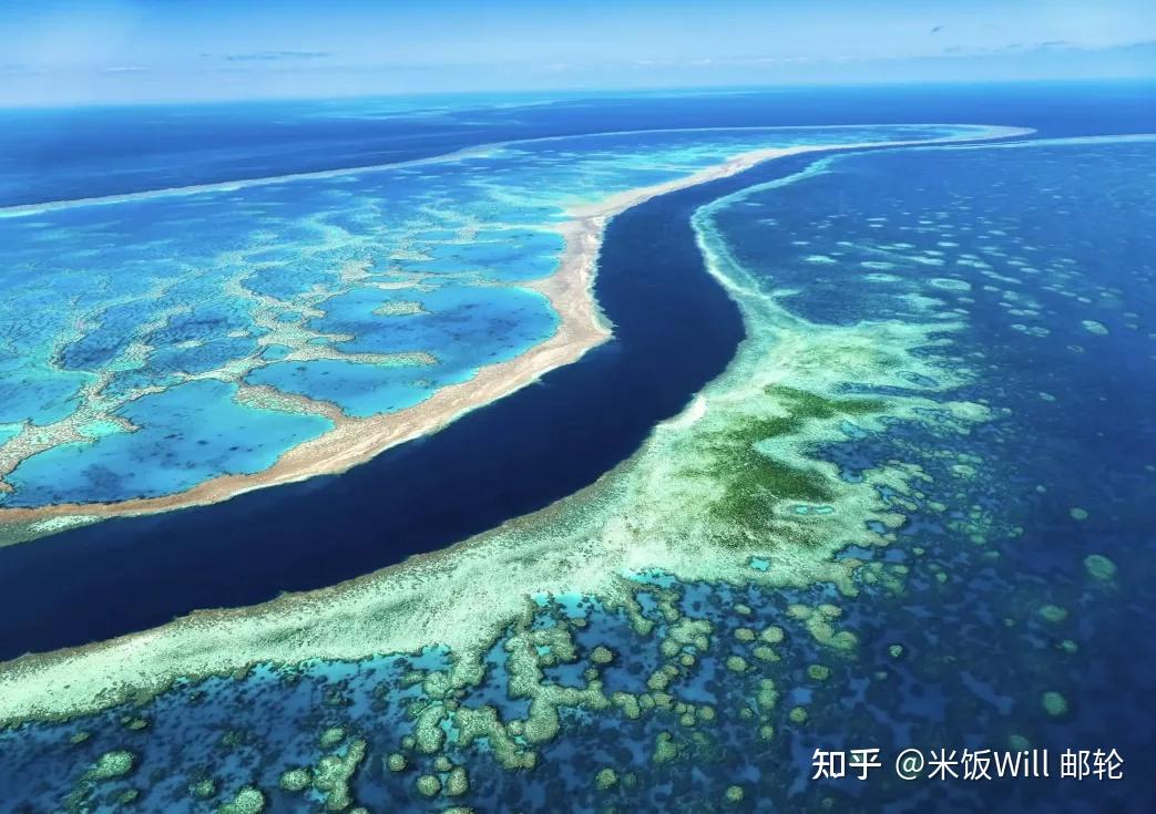 位于南半球,它纵贯于澳大利亚的东北沿海,北从托雷斯海峡,南到南回归