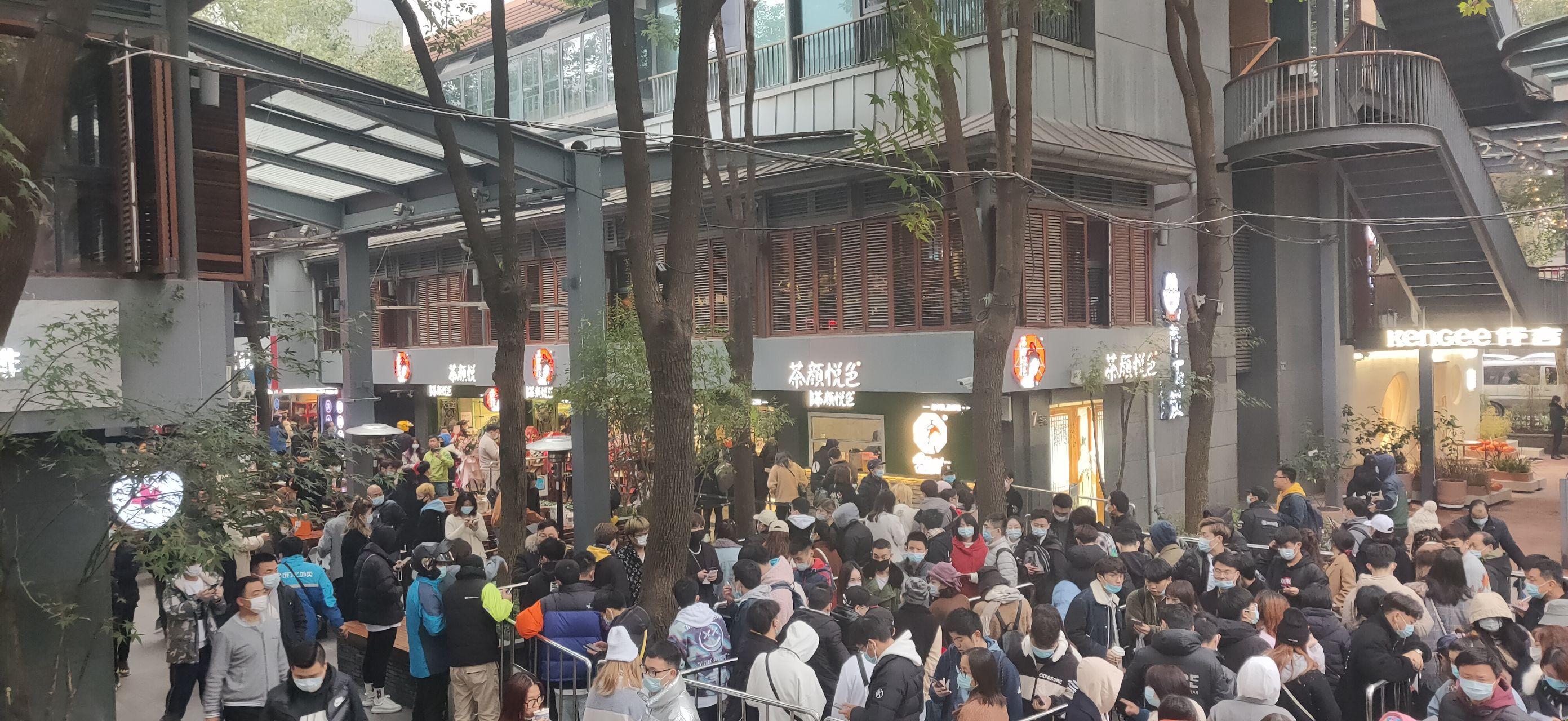 武汉第一家茶颜悦色正式开业场面火爆茶颜悦色是否从奶茶店变为景点了