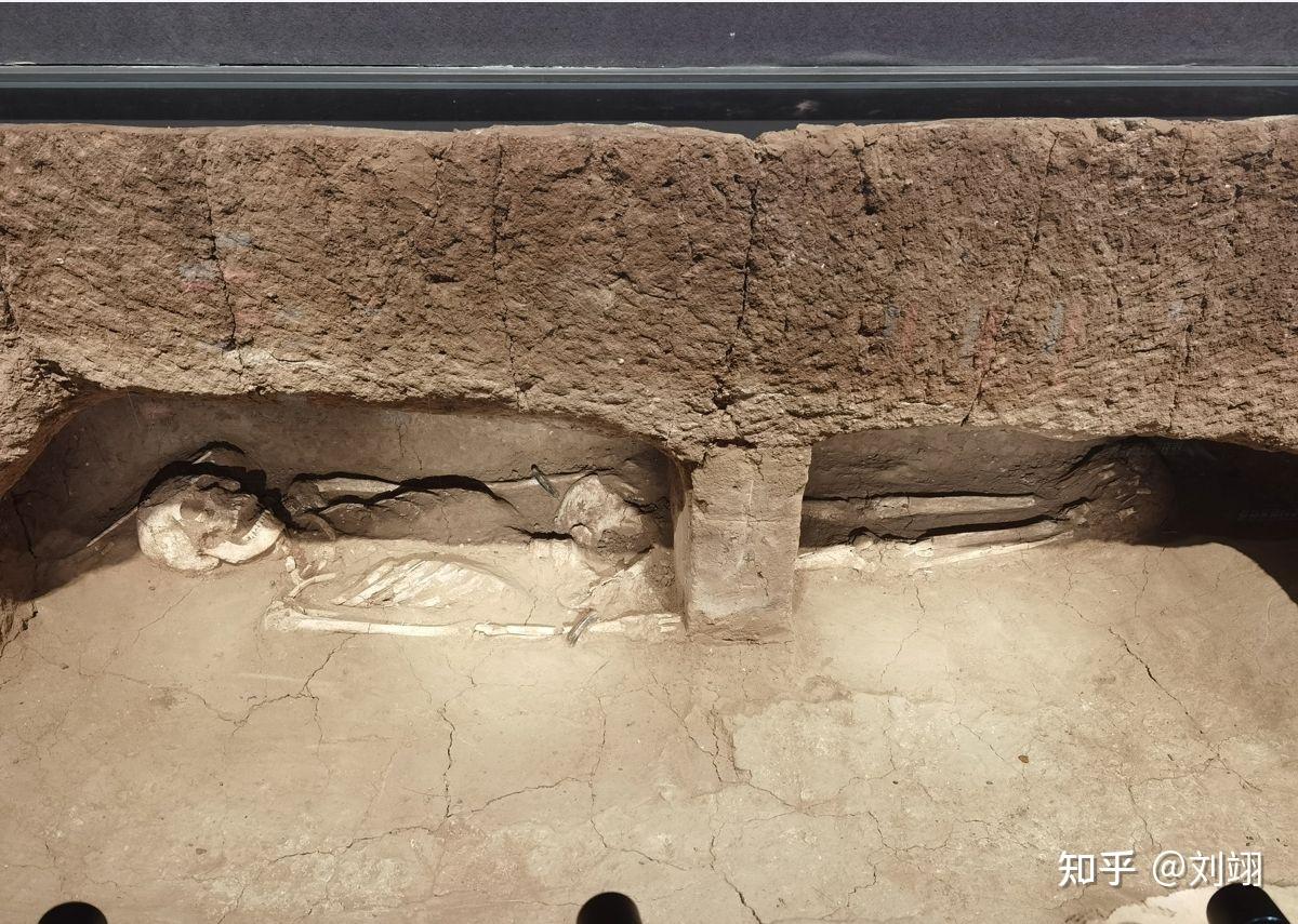 洞室墓数量最多,占已发掘墓葬总数的80%以上,该类墓葬先修筑东西向长