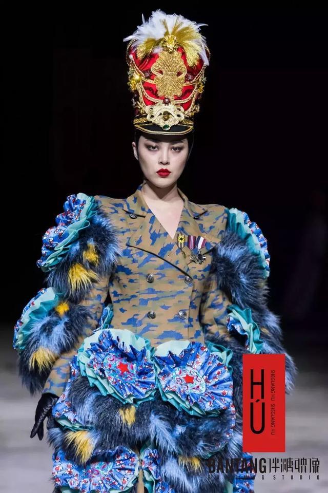 "胡社光时尚娘子军",这一系列作品的灵感来源于中国的中老年女性,他想