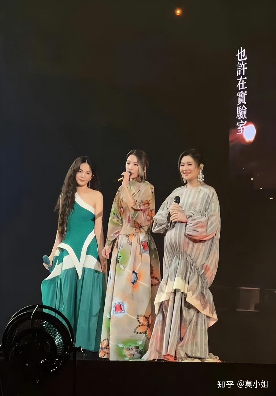 selina挺8个月孕肚助阵田馥甄,she时隔四年再合体,网友:爷青回