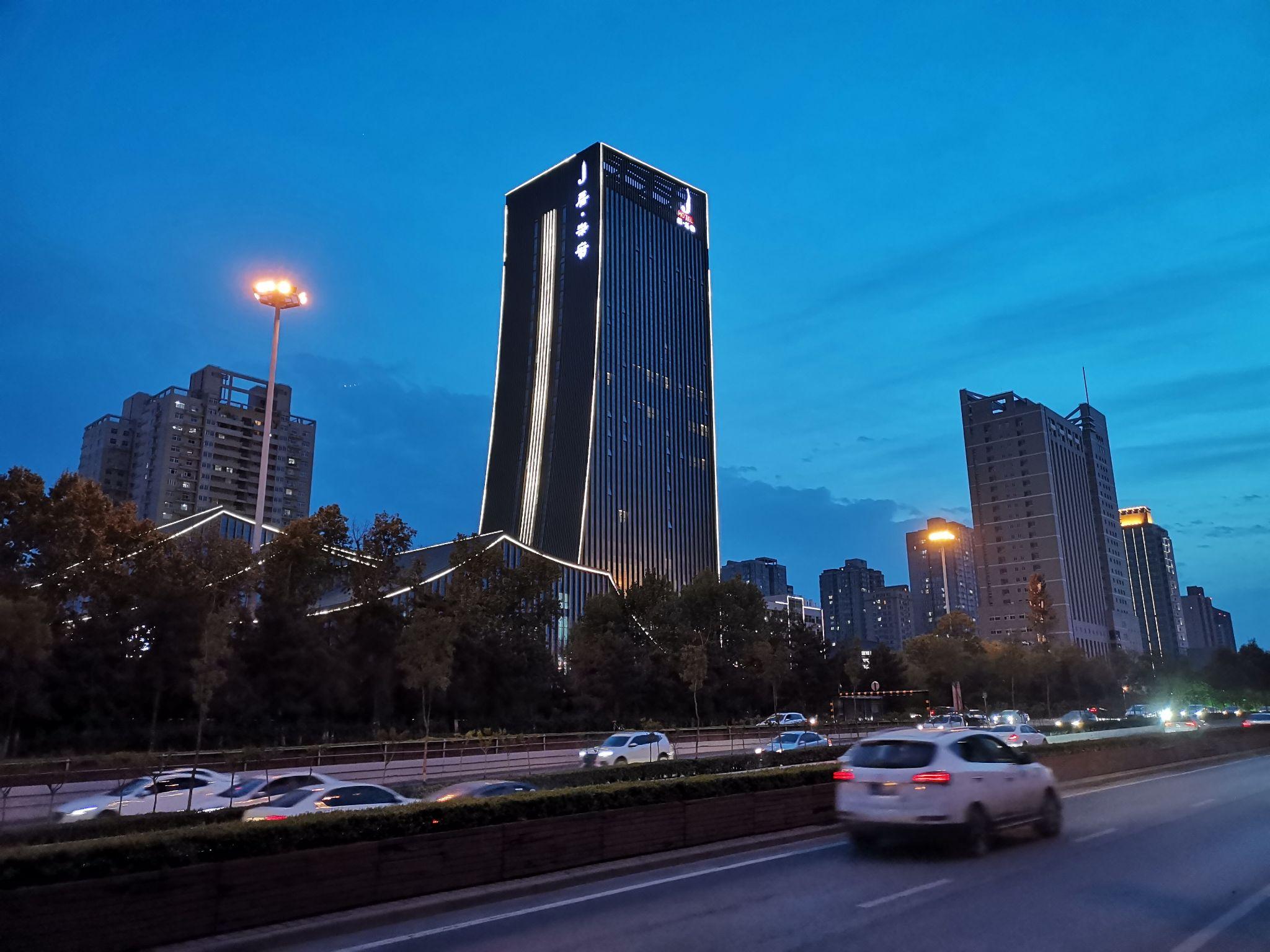 朋友分享今晚月色真美给我是什么意思