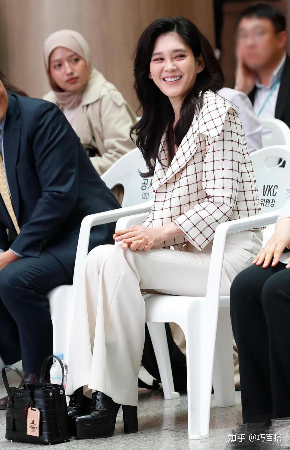 55岁韩国女首富李富真优雅又得体!裙过膝、不带金,清冷又孤傲 - 知乎