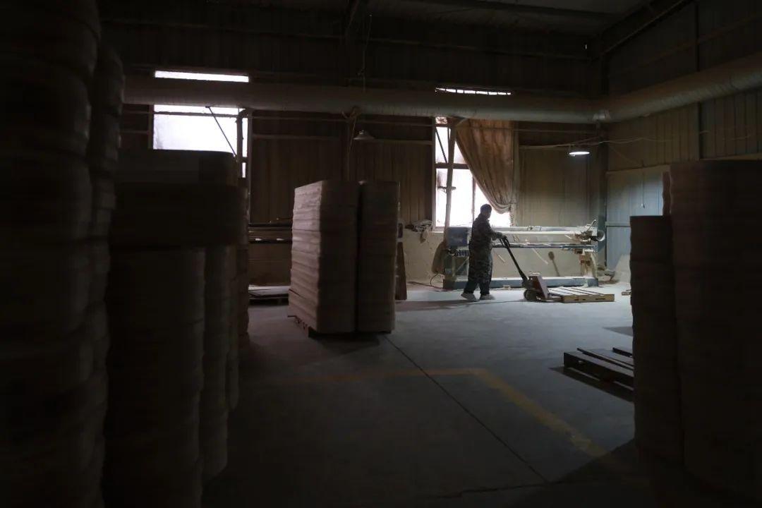 她去曹县的棺材厂拍了一组毕业作品