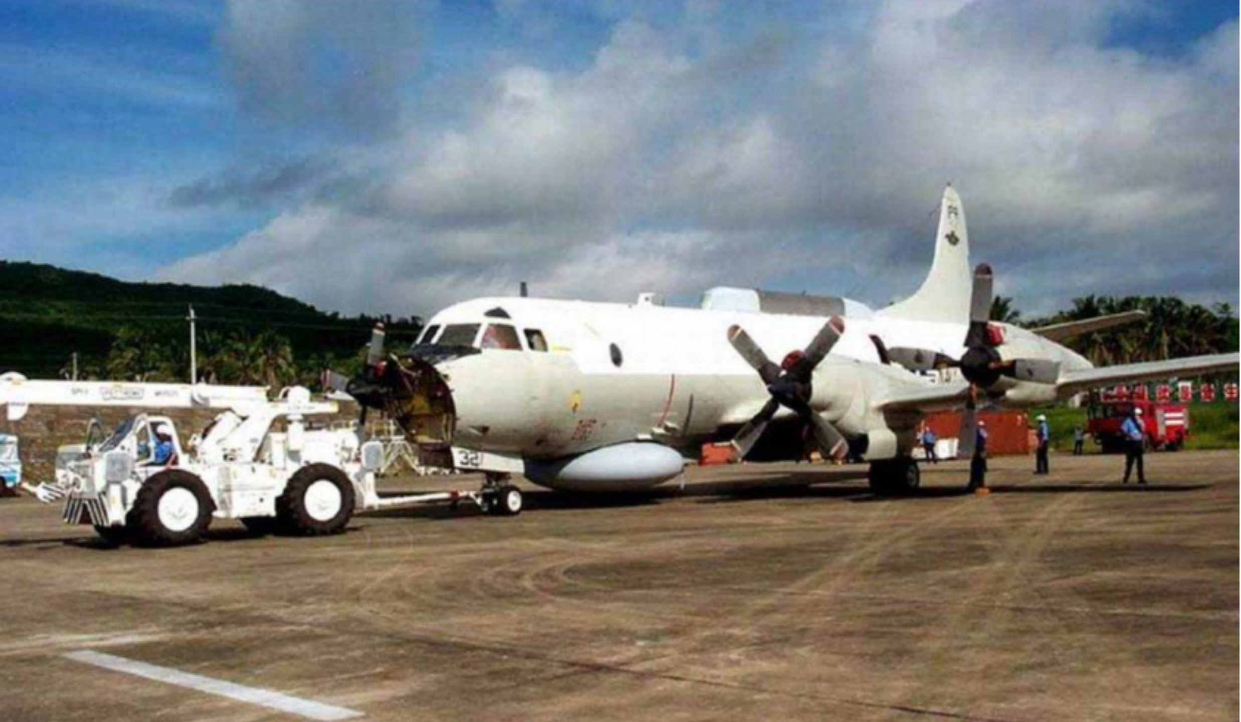 降落在海南陵水机场上的 ep-3 侦察机 图片来源:媒体报道