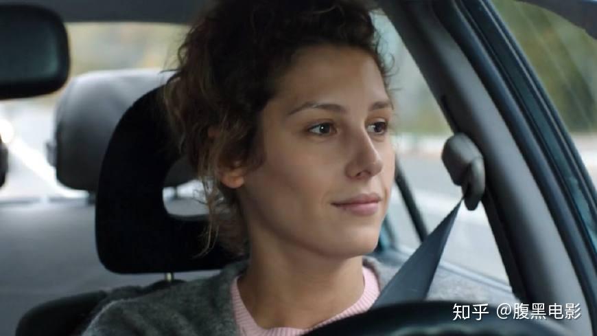 自己一个人呆呆地坐在楼下的长椅上时,卡佳看到之后眼里写满了心疼