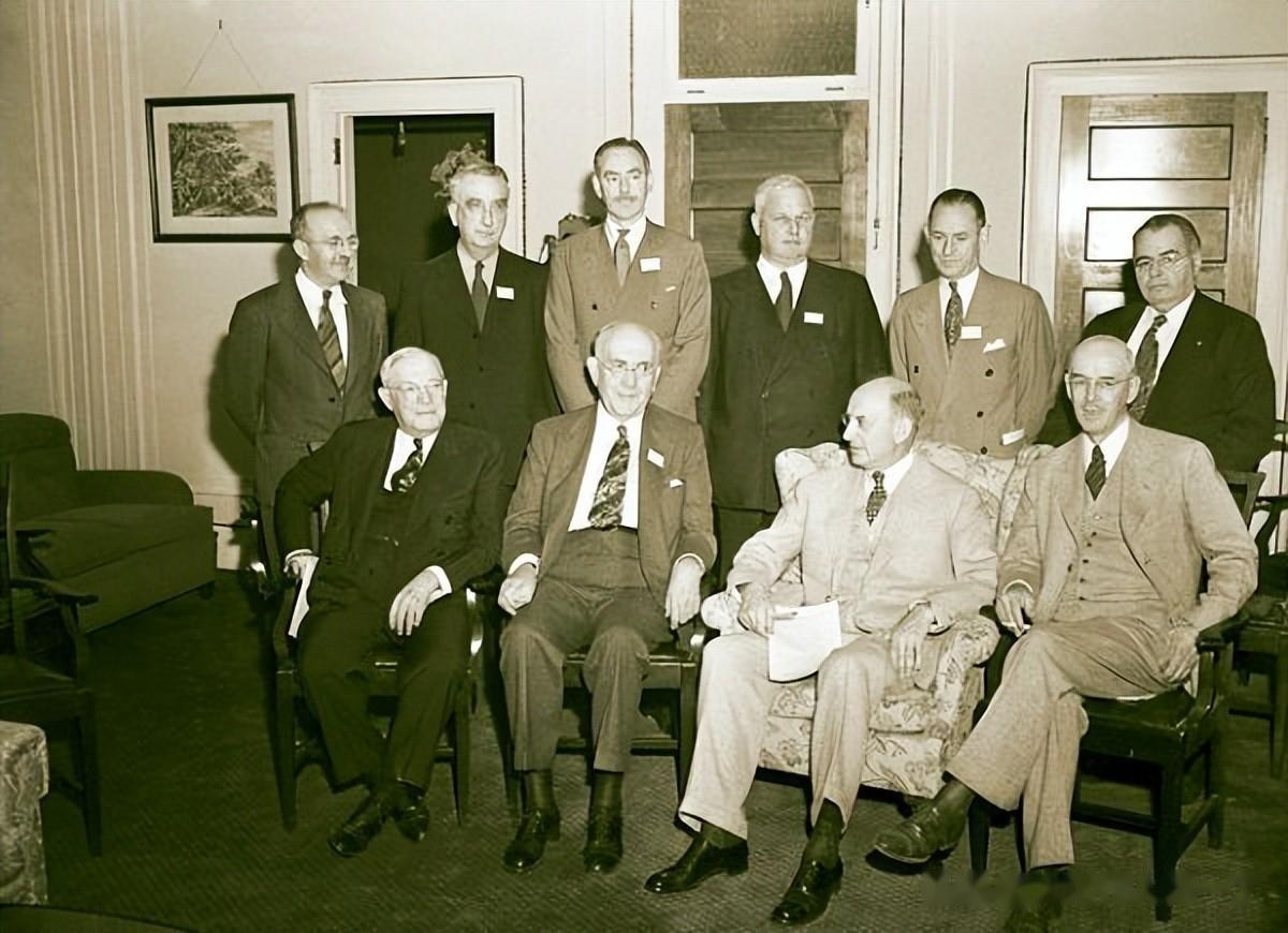 财长摩根索前右二,怀特后左一,文森后左二(后任财长),艾奇逊后左三(后