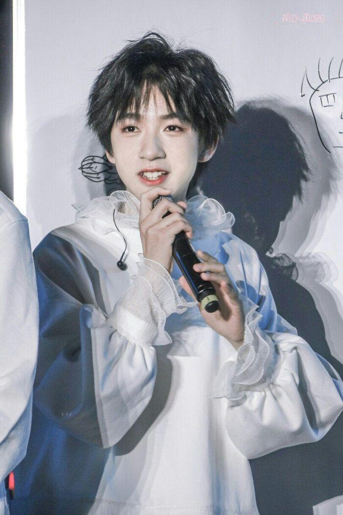 怎么看待贺峻霖越来越大的鼻子和油腻的气质? - 知乎