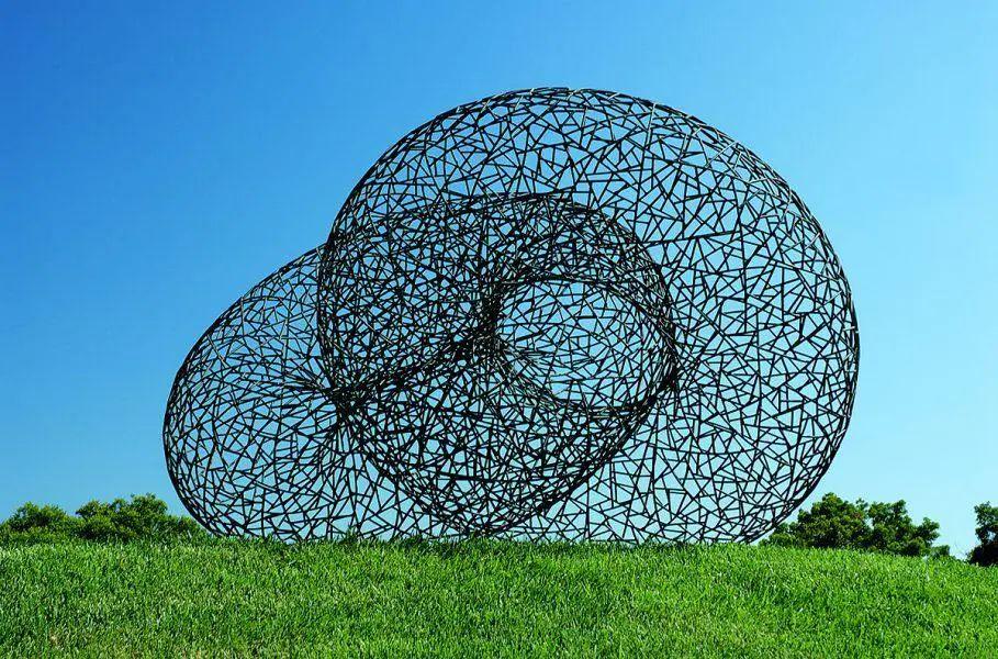 她靠编织铁丝,成为顶级艺术家,一件作品光造价就340万